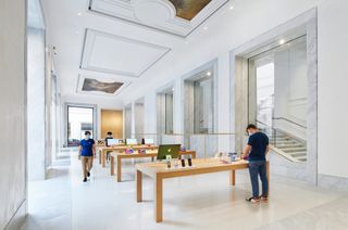 Apple Via Del Corso Opens In Rome Interior Team Members Wide Storeview