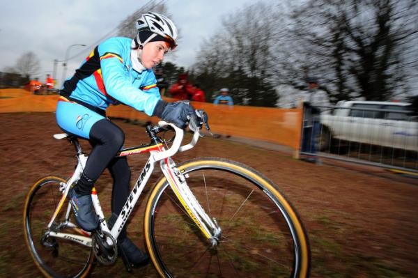 Belgian champion Sanne Cant pre-rides the St. Wendel circuit.