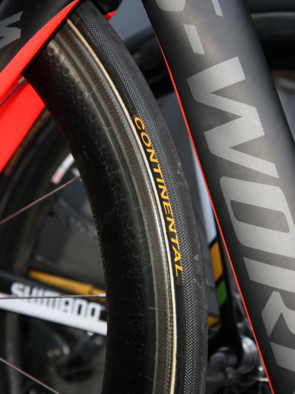Zipp's 404 carbon rim is wrapped with a Continental tubular tire on the front of Mark Cavendish's (HTC-Highroad) Specialized McLaren Venge.