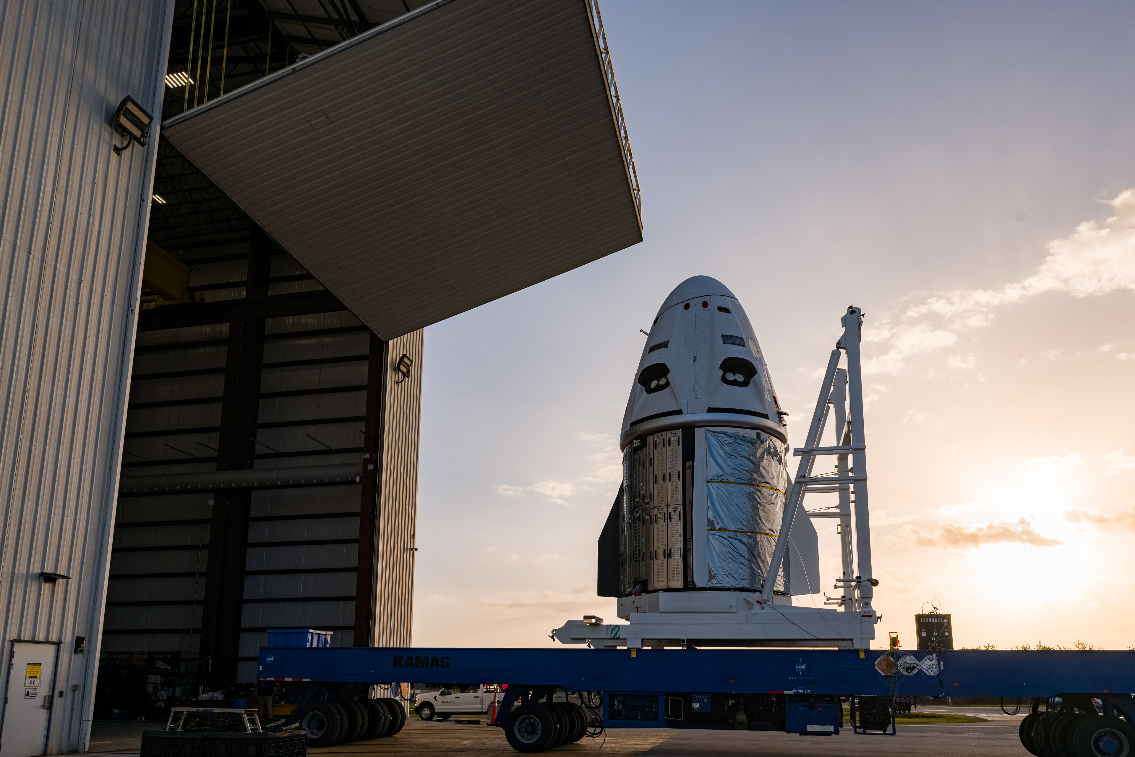 La cápsula SpaceX Dragon Endeavour, que llevará a Crew-6 a la Estación Espacial Internacional, se ve en el Pad 39A en el Centro Espacial Kennedy de la NASA en Florida.  SpaceX publicó esta foto en Twitter el 19 de febrero de 2023.