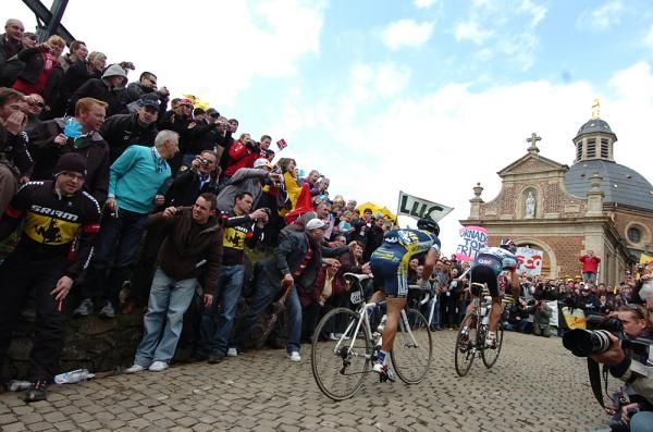 Gilbert leads Leukemans to the top of the Kapelmuur.