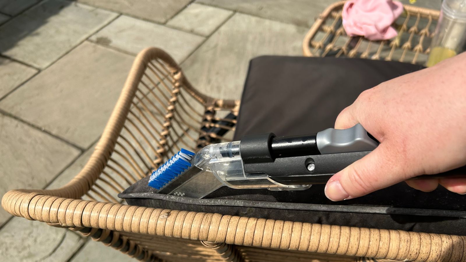 Cleaning garden furniture with a crevice tool