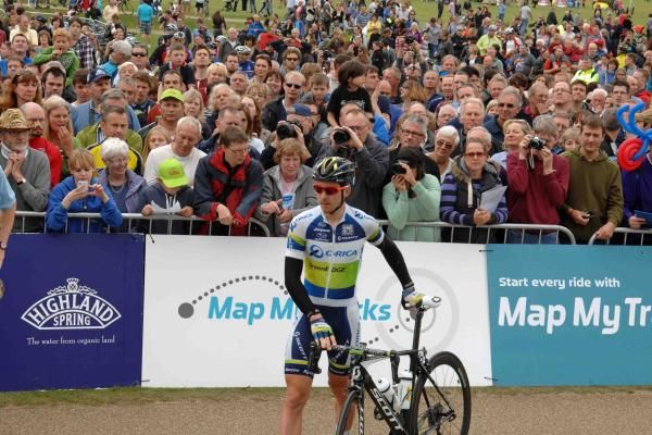 Big crowds in Reigate as Leigh Howard goes to sign in