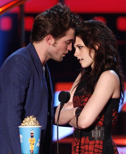 Robert Pattinson and Kristen Stewart - Robert Pattinson: Best Kiss acceptance ?didn?t work? - MTV Movie Awards - Best Kiss - Celebrity News - Marie Claire