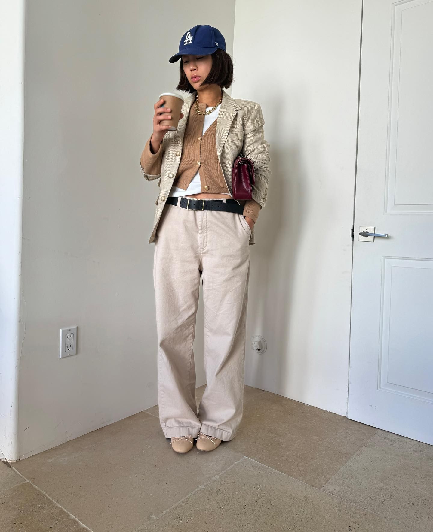 missing-image الجميع يصممون القميص الأبيض تحت صيحة البلوز