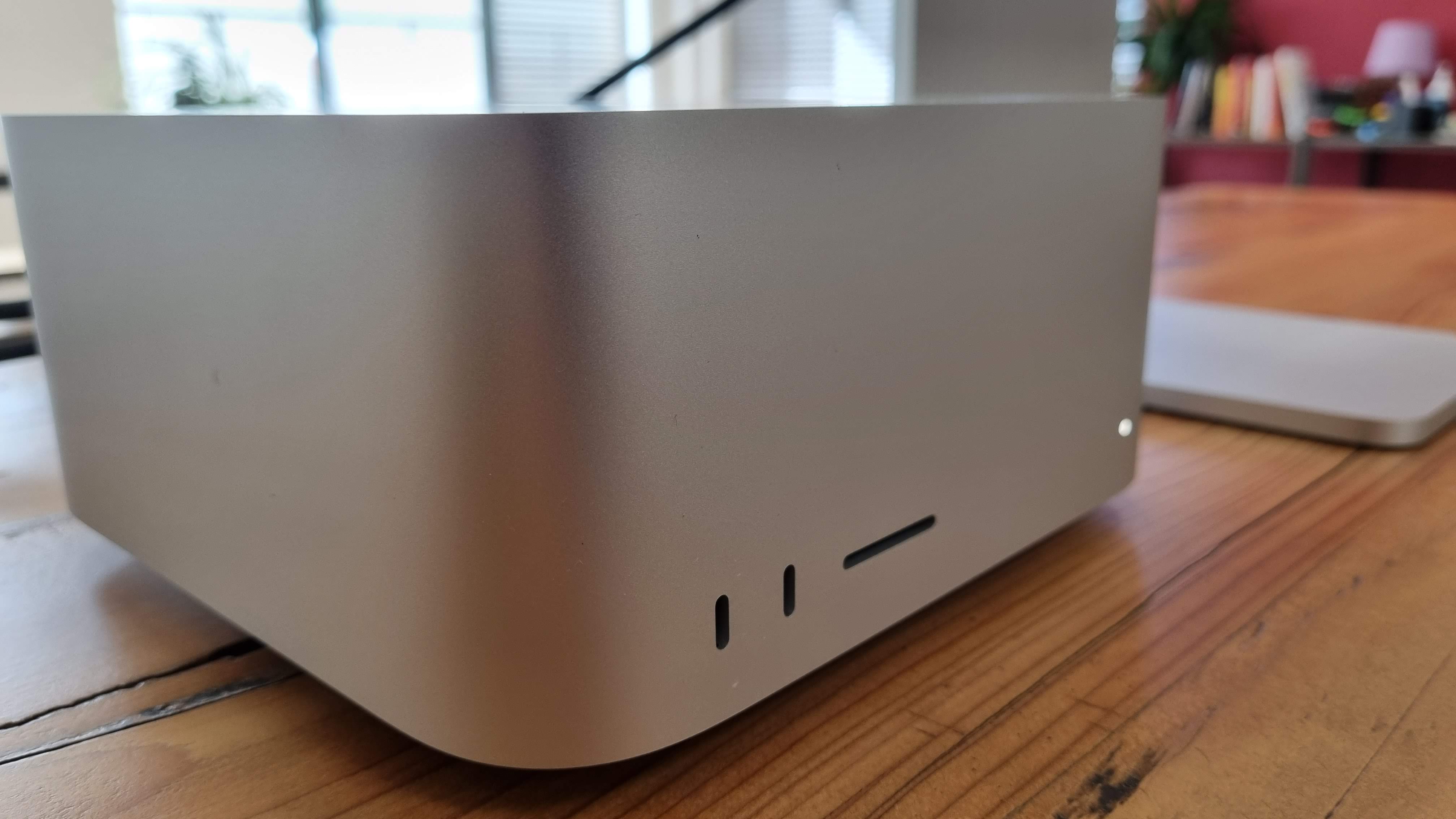 Mac Studio puisella pöydällä