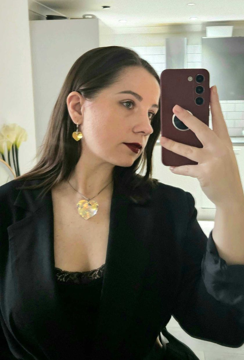 Vicky wearing Maybelline SuperStay Vinyl Ink in Royal 55