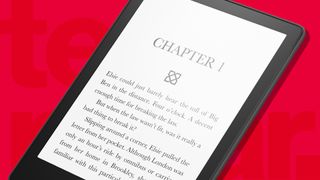 En Amazon Kindle på rød baggrund