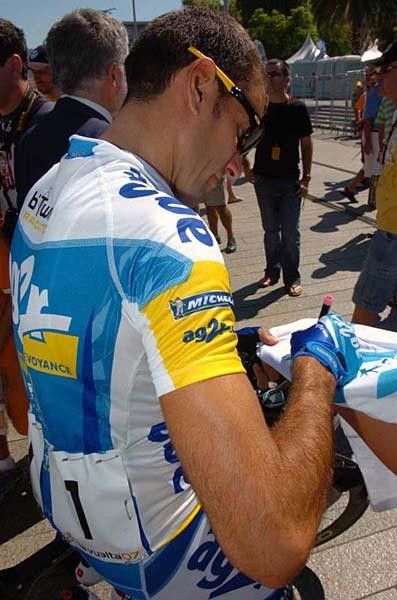 Jos&eacute; Luis Arrieta (Ag2r Pr&eacute;voyance) wears number one as last year's winner Alexander Vinokourov is not at the start.