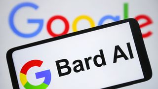 Logon för Google Bard visas upp på en mobilskärm framför en större skärm i bakgrunden där det står Google.