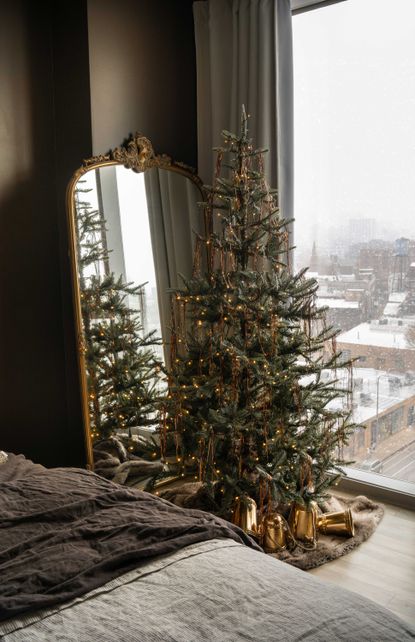 How to Decorate a Christmas Tree Without Ornaments - This Minimalist