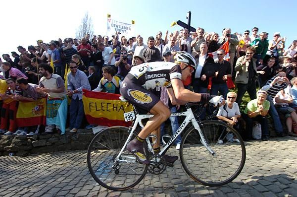 Preben Van Hecke (Topsport Vlaanderen-Mercator) motors up the Muur van Geraardsbergen