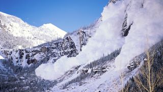 山上发生雪崩