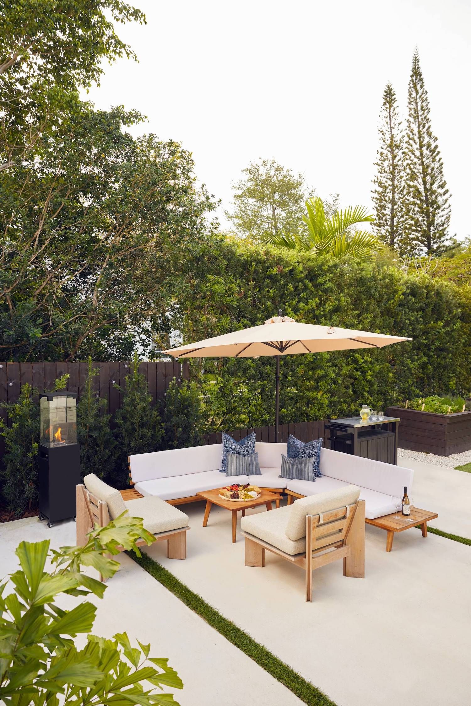 9 ways to fit an outdoor bar into a small backyard | Livingetc