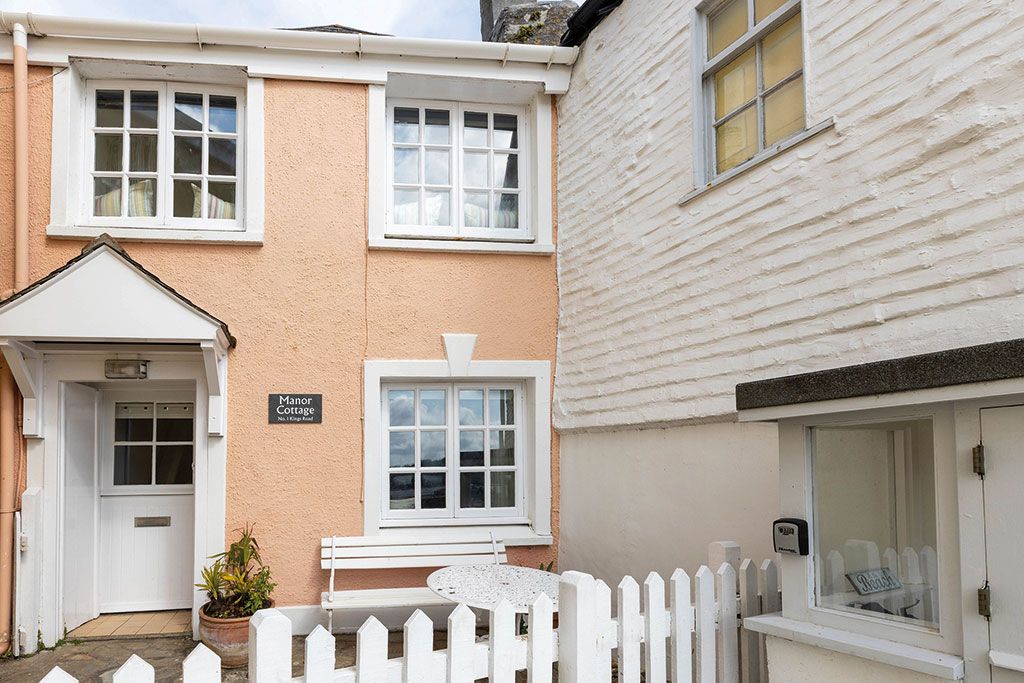 Properties for sale for around &pound;500,000: Manor Cottage, St Mawes, Cornwall