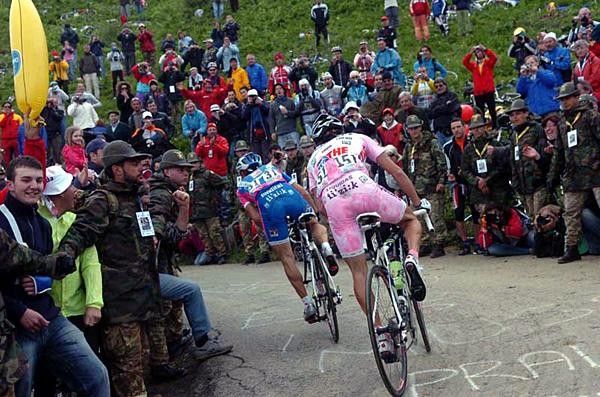 Danilo Di Luca (Liquigas) follows Damiano Cunego (Lampre-Fondital).