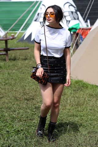 GLASTONBURY, REINO UNIDO - 25 DE JUNIO: Charli XCX asiste al Festival de Glastonbury en Worthy Farm, Pilton el 25 de junio de 2016 en Glastonbury, Inglaterra. (Foto de Alex B. Huckle/)