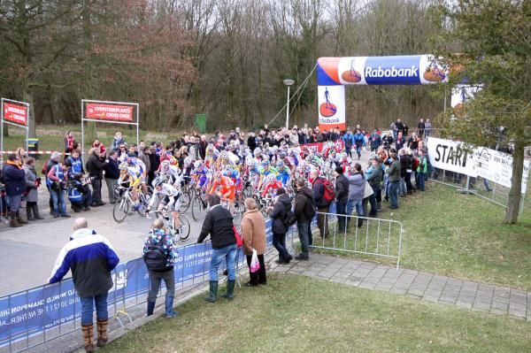 The elite women's race gets underway.