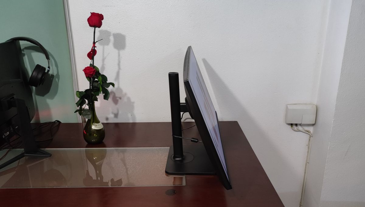 MSI Modern MD271QP posici&oacute;n baja mirando hacia arriba