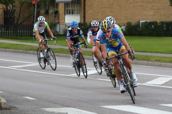 Emma Johansson (Hitec Products) leads the chase to the breeak with just under one lap to go.