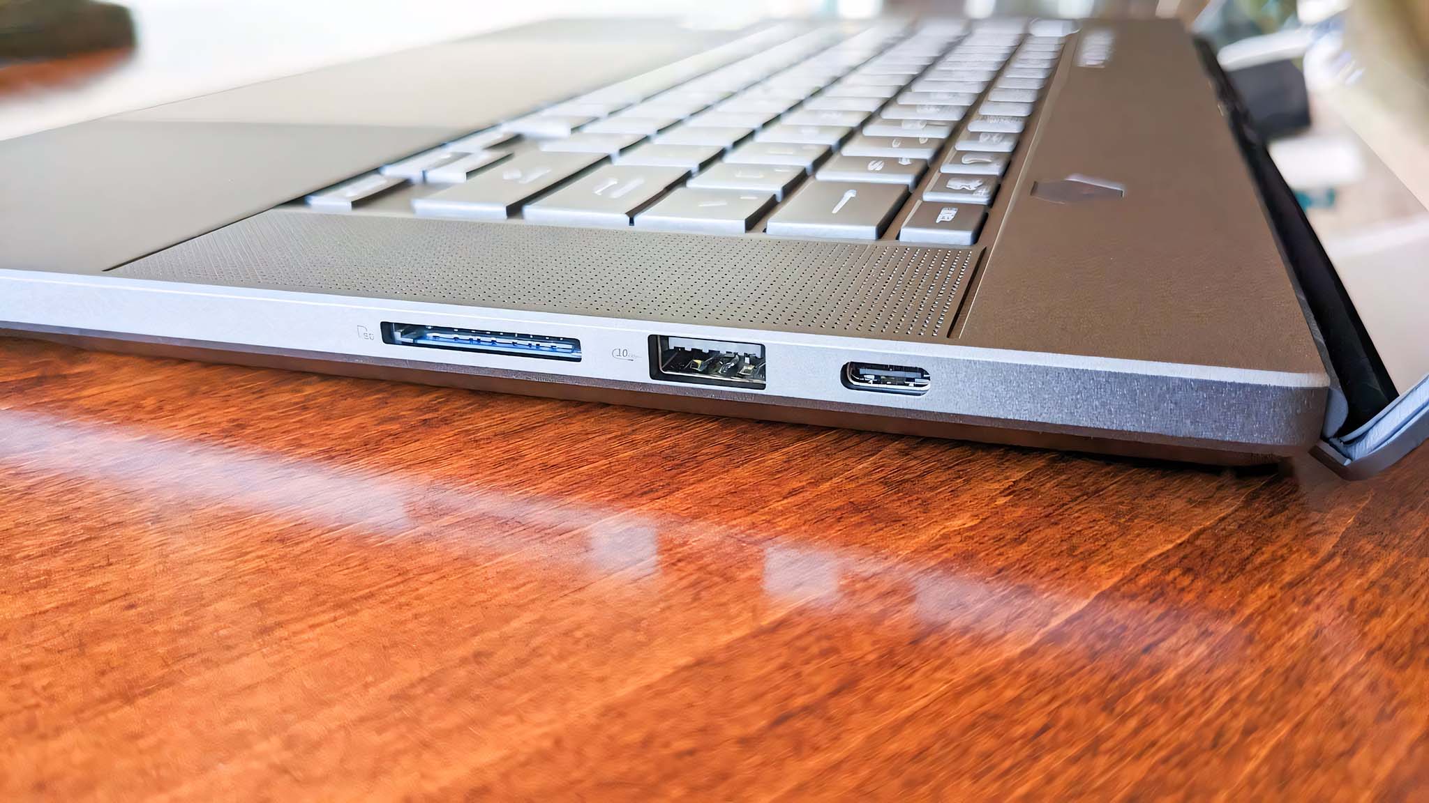 ASUS ROG Zephyrus G16 right ports.