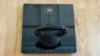 A 15-pound scale sits on the Withings Body Smart. The display shows 15.0 pounds.