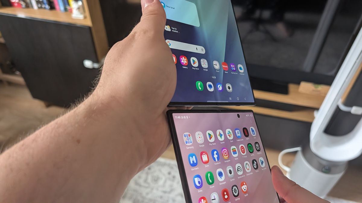 Samsung Galaxy Z Fold 8 و Z Fold 7 کنار هم برای نشان دادن چین و چروک های صفحه نمایش