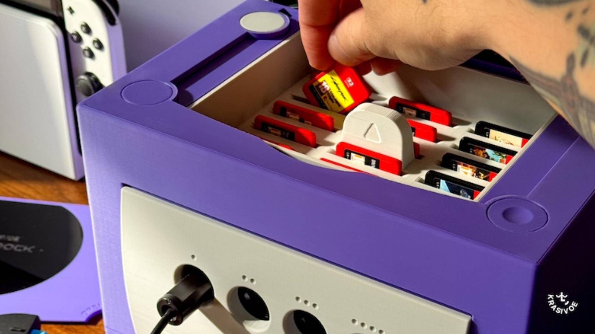 Official marketing image showing the game tray of the Krasivoe Cubedock.