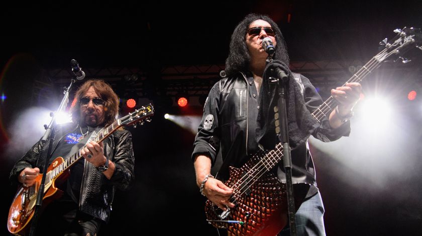  Ace Frehley preforms with Gene Simmons at The Children Matter Benefit Concert