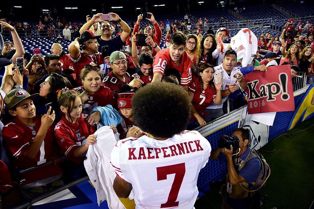 49er&amp;#039;s quarterback Colin Kaepernick greets fans