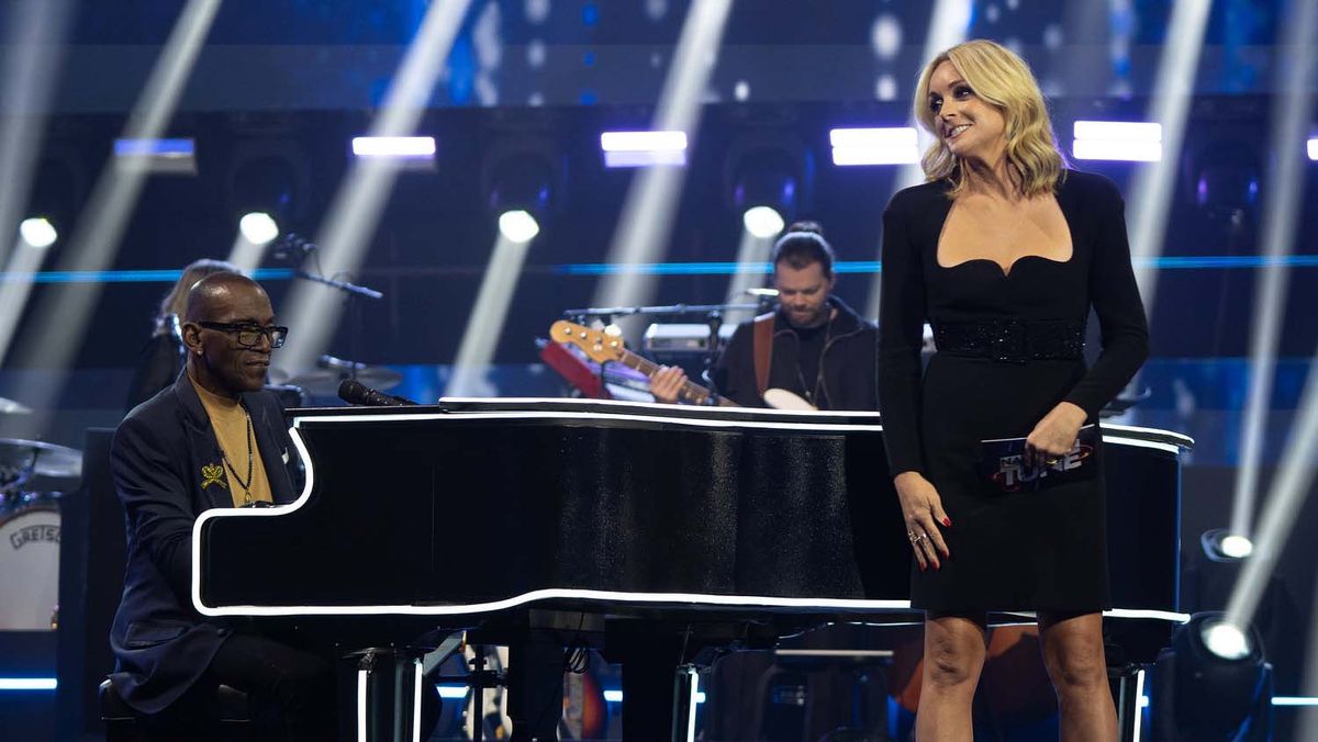 &#039;Name That Tune&#039; hosts Randy Jackson and Jane Krakowski.