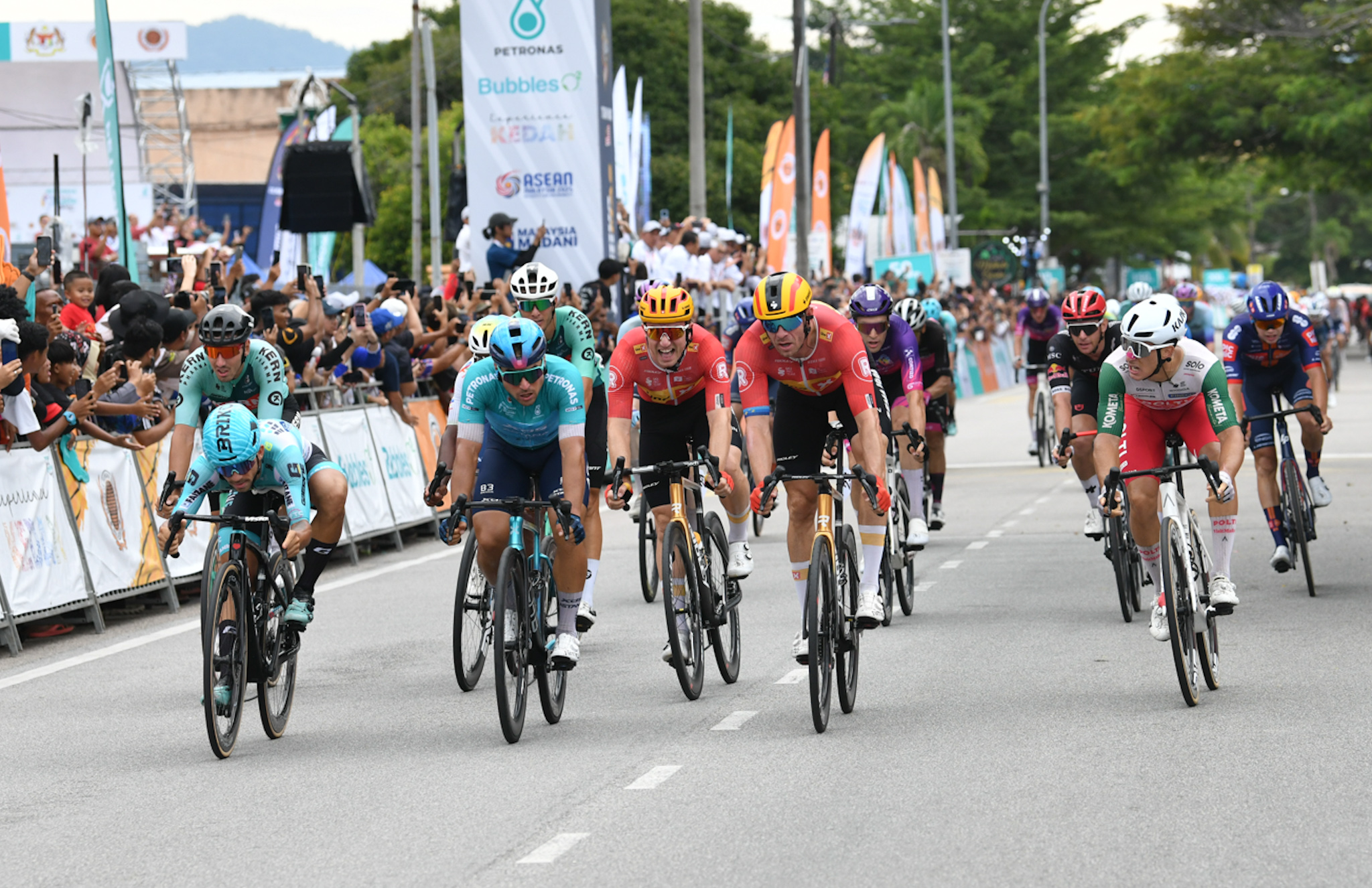Matteo Malucelli (XDS-Astana) just beats Alexander Kristoff (UNO-X Mobility) in a photo finish on stage 3 while Kristoff&#039;s teammate Eriend Blikra comes third