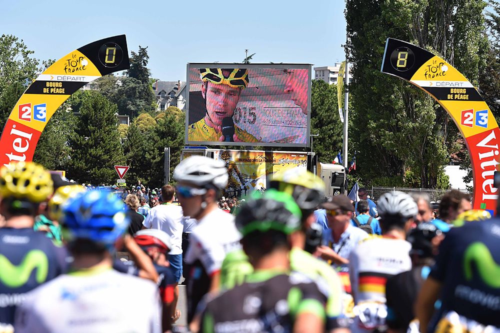 The peloton lines up at the start line of stage 16