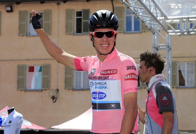 Rigoberto Uran (Omega Pharma-Quickstep) gets ready to start in the pink jersey