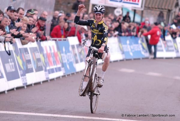 Quentin Jauregui celebrates victory at the junior men's race at French 'cross nats