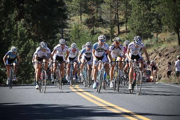 The elite men chase the break.