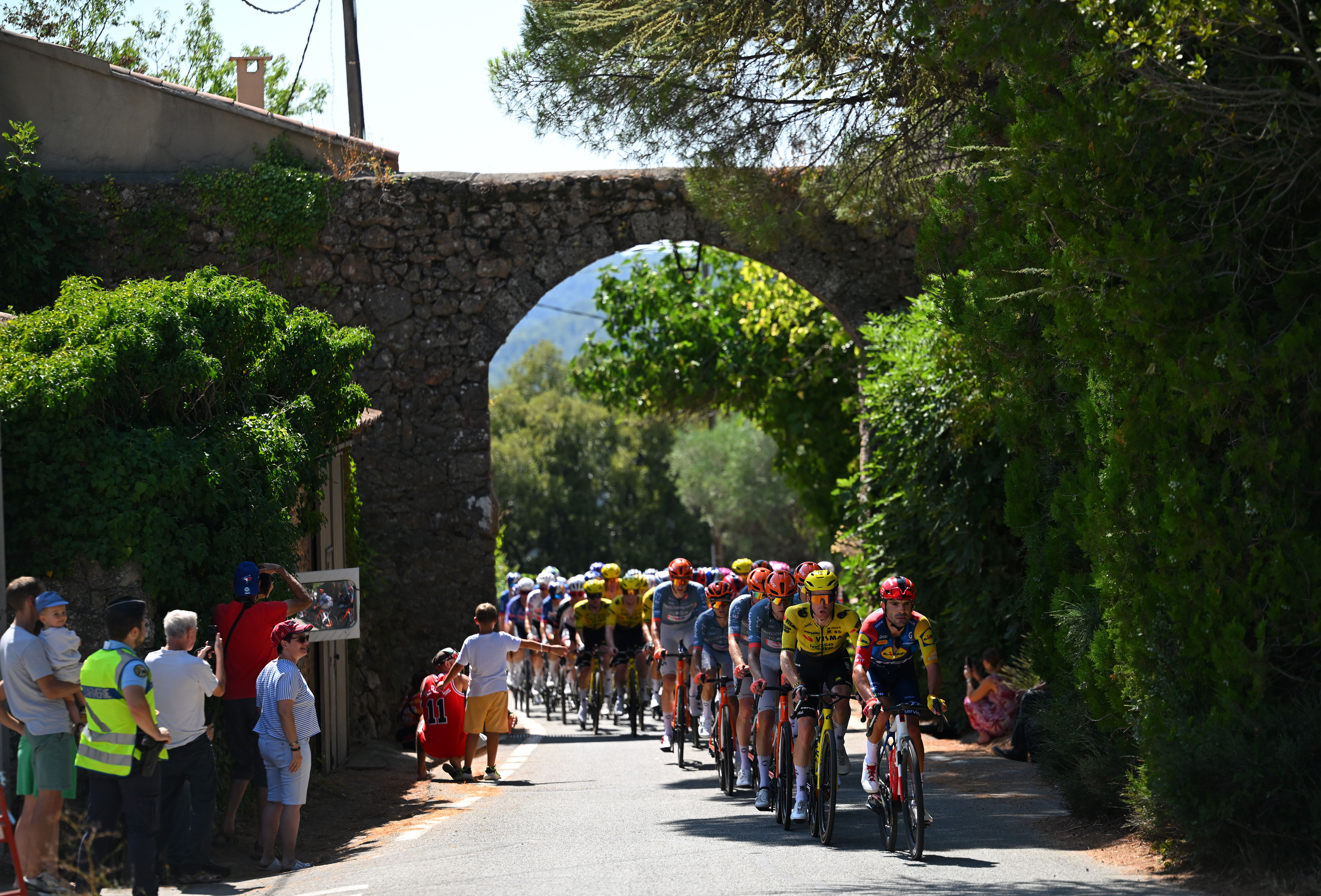 Vuelta a España stage 2 LIVE: Peloton cuts gap to break down to a minute inside 100km to go