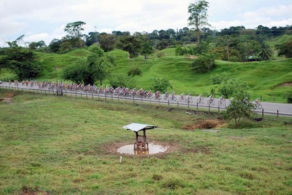 The peloton heads through rural Colombia en route to Barrancabermeja.