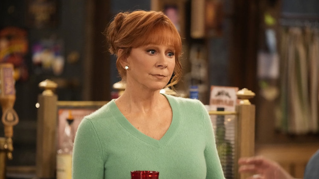 Reba McEntire tending bar as Bobbie in Happy's Place Season 2x07