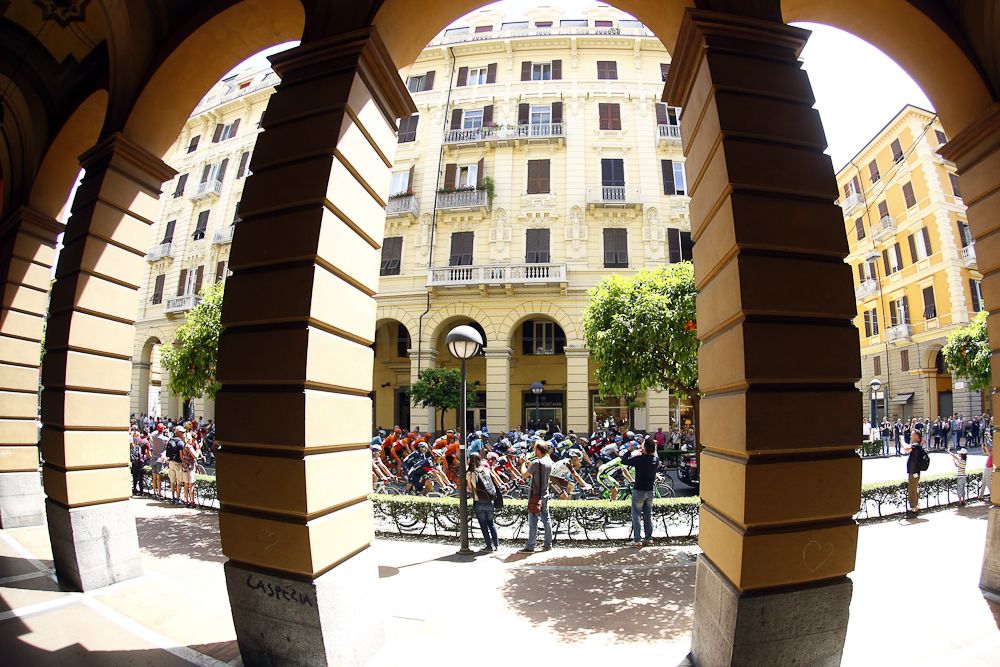 The pack takes the start of the 5th stage of the Giro d'Italia.