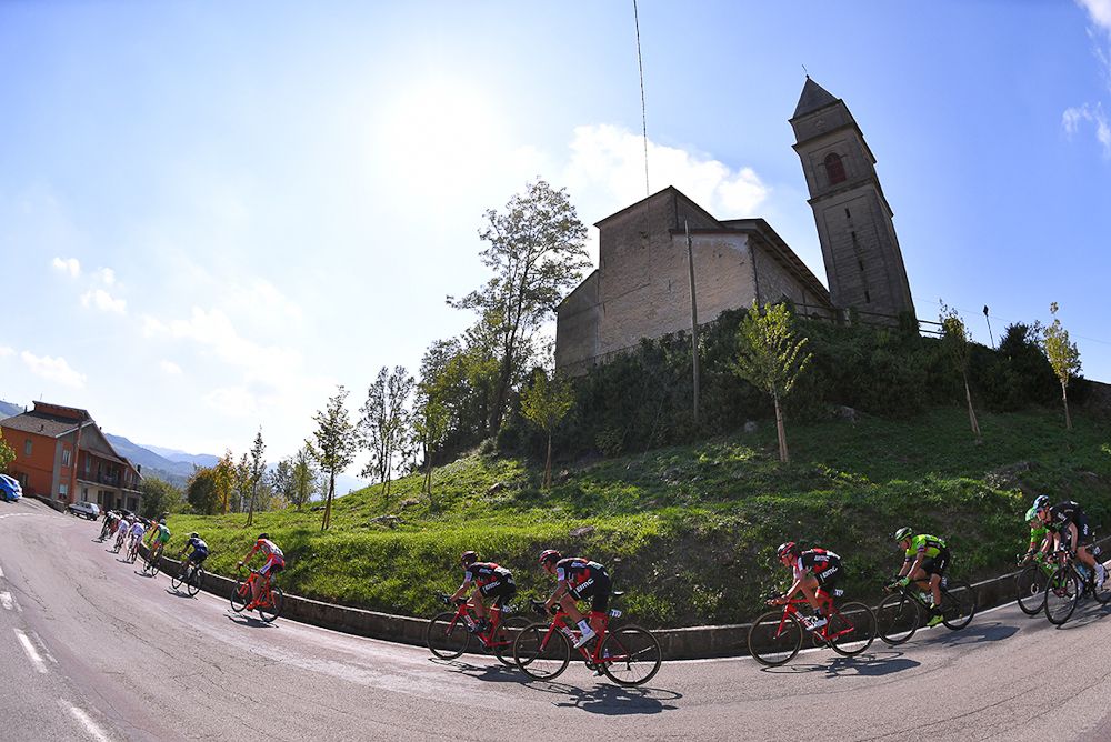 The peloton in action in Giro dell'Emilia