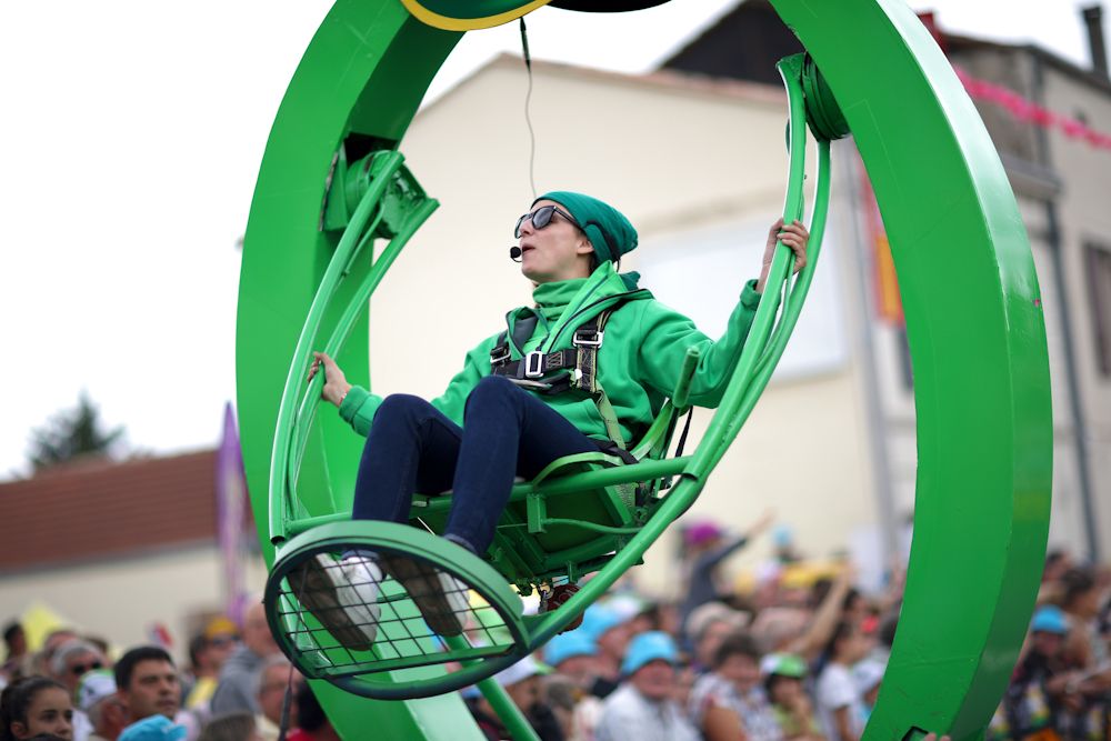 Singing while swinging at the Tour de France