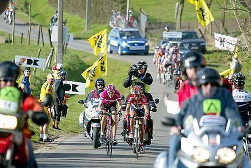 Bridging up to Nico Mattan at the Dwars door Vlaanderen
