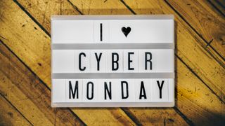 En vit Cyber Monday-skylt ligger på ett trägolv.