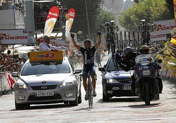 Jason McCartney (Discovery Channel) raises his arms to celebrate.