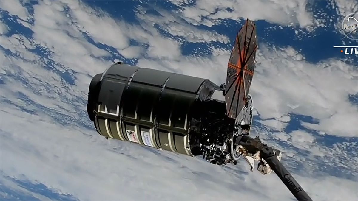 Nákladná loď Cygnus prichádza k vesmírnej stanici iba s jedným funkčným solárnym panelom