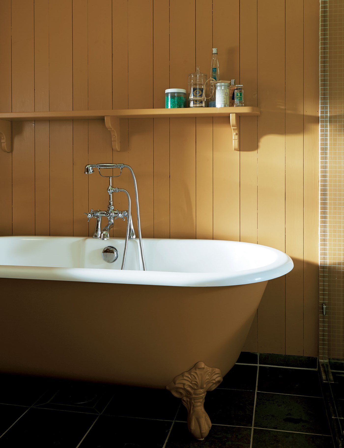 Colourful bathrooms from Farrow & Ball