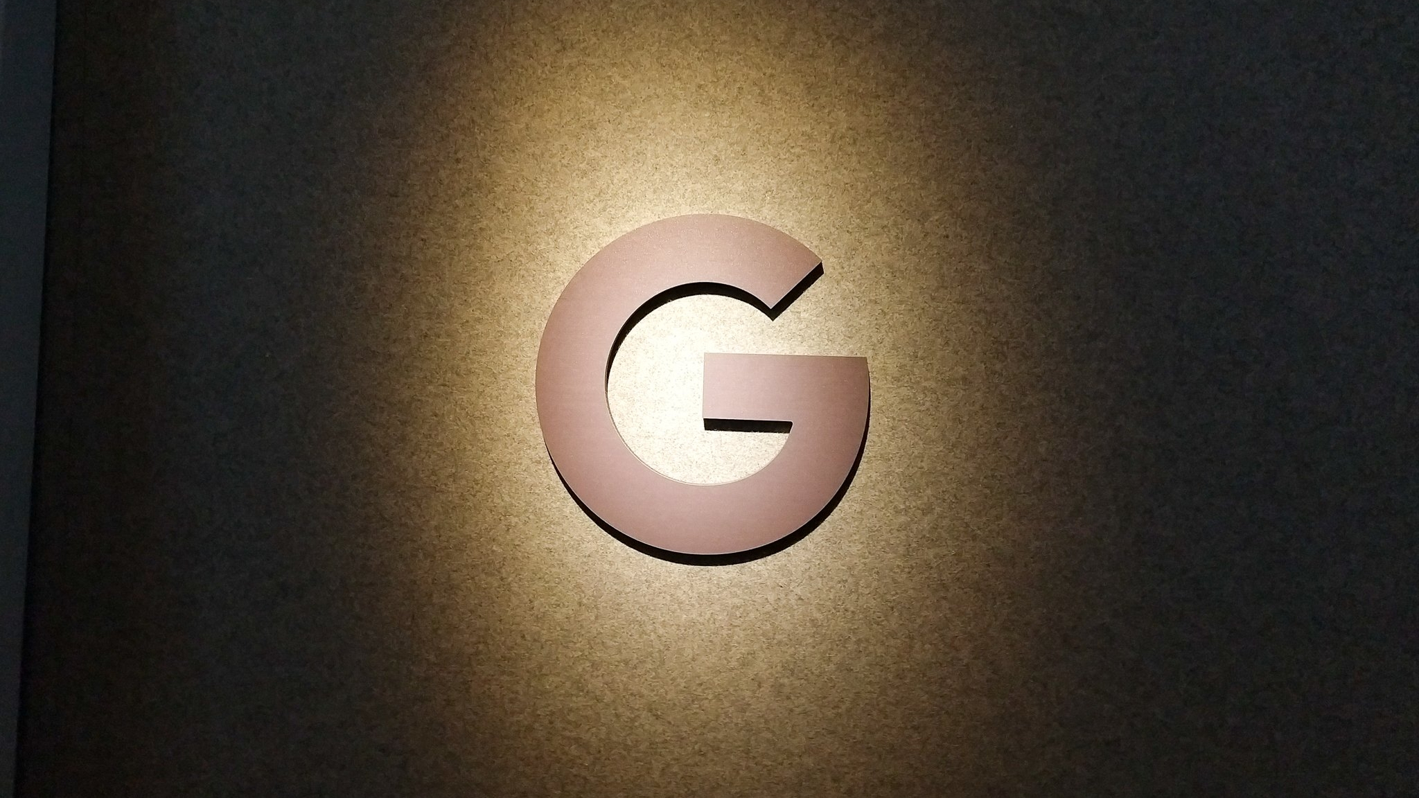 棕褐色阴影下的黑白 Google 徽标