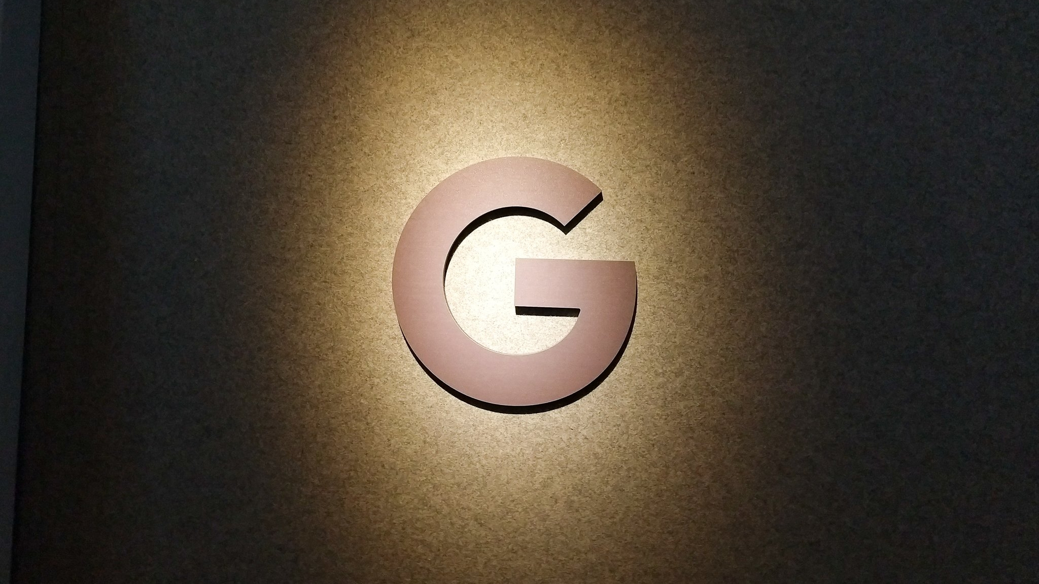 El logo de Google en blanco y negro bajo un tono sepia