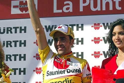 Koldo Gil (Saunier Duval-Prodir) salutes the crowd.